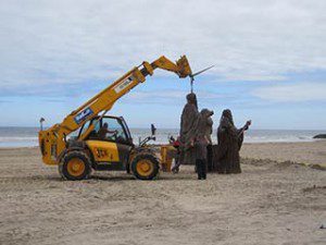 Game of Thrones film set at Downhill Beach : lifting sculptures by loops on the top of each massive piece